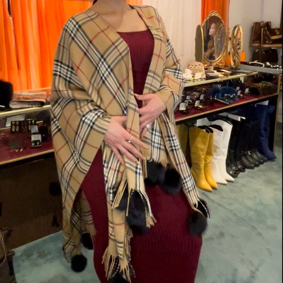 Designer Cape With Mink Balls - Picture 6 of 7